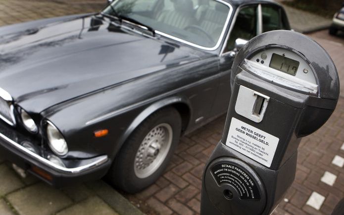 Twee medewerkers van de gemeente Dordrecht hebben mogelijk parkeergeld in eigen zak gestoken. foto ANP