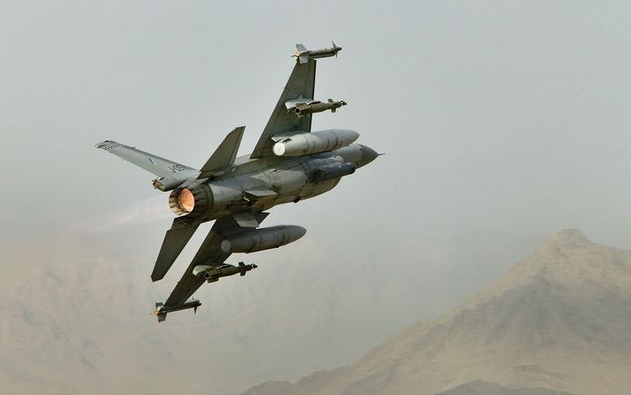 Twee F-16’s zijn vrijdag in actie gekomen om een Boeing 767 te onderscheppen waarmee geen radiocontact mogelijk was. Foto ANP