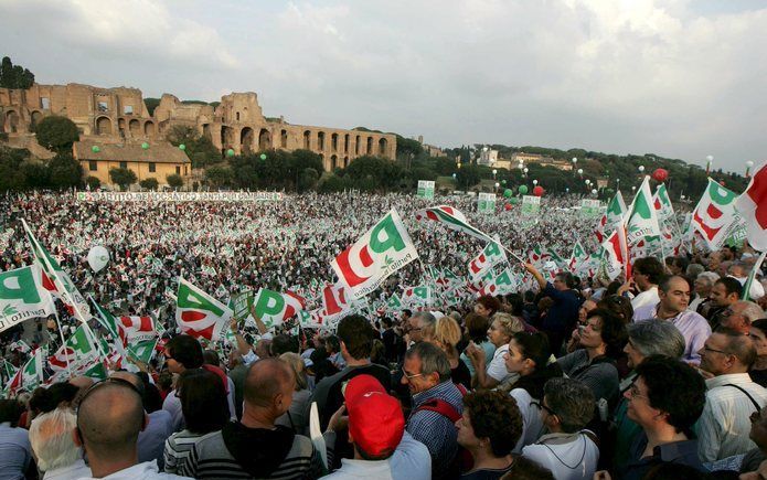 ROME – Honderddduizenden Italianen hebben zaterdagmiddag in de Italiaanse hoofdstad Rome gedemonstreerd tegen het beleid van de rechtse premier Silvio Berlusconi. Foto EPA