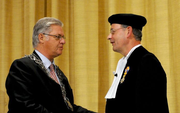 TILBURG – Prof. dr. F. A. van der Duyn Schouten werd donderdagmiddag bij zijn afscheid als rector magnificus van de Universiteit van Tilburg benoemd tot officier in de Orde van Oranje Nassau. Volgens burgemeester R. Vreeman (l.), die de onderscheiding uit