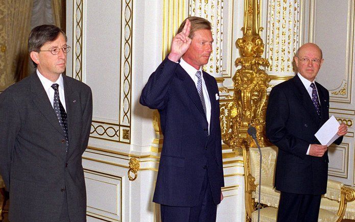 Prins Henri van Luxemburg (m.) legt op 4 maart 1998 de ambtseed af als officiële plaatsvervanger van zijn vader groothertog Jean. Links van Henri premier Jean Claude Juncker, rechts hofmaarschalk Henri Ahlborn. Foto Picture Alliance/DPA