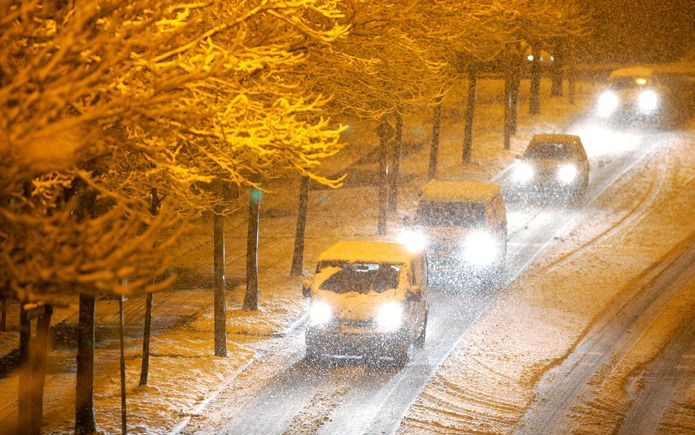 De ANWB waarschuwde zondag eerder al voor een zwaardere ochtendspits, omdat gladheid en sneeuw een vlotte doorstroming van het verkeer zullen bemoeilijken. Foto ANP