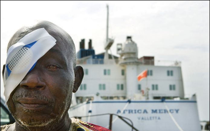 ROTTERDAM - Op het hospitaalschip Africa Mercy worden veel oogoperaties uitgevoerd. Foto EPA