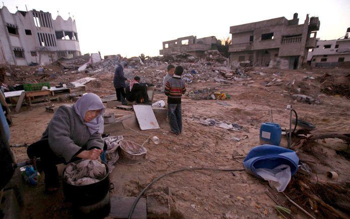 AEen Palestijnse familie probeert er het beste van te maken nadat hun huis door Israelische aanvallen is verwoest. Foto EPA