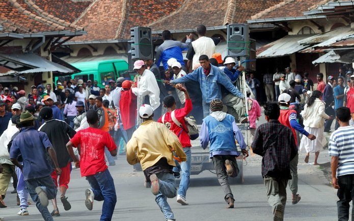 Aanhangers van oppositieleider Andry Rajoelina hebben gisteren in Madagaskar vier ministeries bezet. Foto EPA