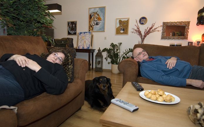 Mirjam Possemis en Gerard Aalderink uitgeteld op de bank, een veelvoorkomend tafereel in het huis van beide ME/CVSpatiënten. Aalderink: „Ik ben blij dat ik me veel slechter heb gevoeld, want daardoor kan ik nu die kleine verbeteringen die soms optreden be