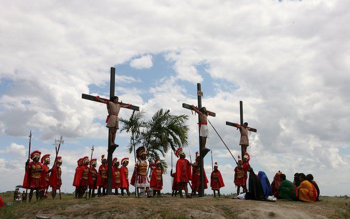 CUTUD/MANILA – Zoals elk jaar hebben tientallen inwoners van de Filipijnen zich op Goede Vrijdag aan het kruis laten slaan. Anderen bewerkten zich met zwepen of zongen liederen over het lijden en de dood van Jezus Christus. Foto EPA