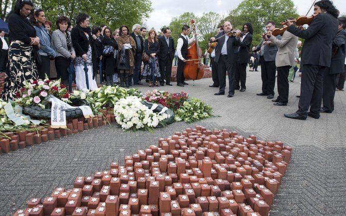 WESTERBORK – Roma en Sinti herdachten dinsdag in het voormalige kamp Westerbork in Hooghalen het transport van 245 zigeuners op 19 mei 1944 naar Auschwitz. Slechts 31 van hen keerden terug. Het herdenkingsprogramma bij het monument ”De 102.000 stenen” bes