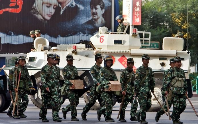 Duizenden militairen patrouilleren door de straten van de Chinese stad Urumqi, in de provincie Xinjiang. De afgelopen dagen braken er protesten uit in de stad. Foto EPA