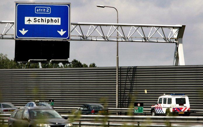 SCHIPHOL - In de Schipholtunnel heeft zich maandagmorgen een kettingbotsing voorgedaan waarbij achttien auto’s waren betrokken. Er zijn drie gewonden gevallen. Ze zijn niet ernstig gewond. Foto: ANP