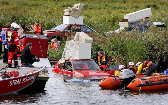 De dijken zijn doorgebroken en West-Nederland overstroomt. Hulpverleners moeten mensen zien te redden van huizen of omgeslagen bootjes. Stukken land lopen onder als er geen waterpompen worden neergezet. De ramp is zo groot dat er hulp uit het buitenland m