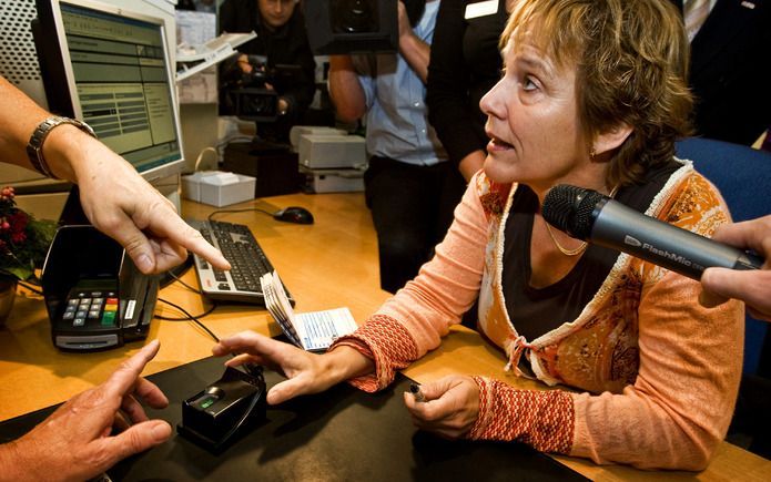 Het kabinet wil dat mensen minimaal een 7 geven voor dienstverlening rond zaken als verhuizen, trouwen en geboorte. Om dat rapportcijfer te halen, zijn er volgens Bijleveld meer inspanningen nodig. Foto ANP