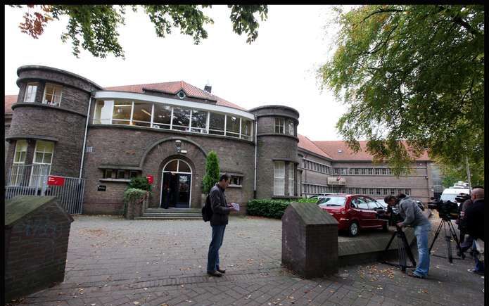 NIJMEGEN - Het Canisius College in Nijmegen maandagochtend. Zo'n zestig leerlingen van de school waren betrokken bij een busongeval bij de plaats Gerona in het noorden van Spanje. Het busongeluk heeft maandagochtend het leven geëist van een meisje van 15 