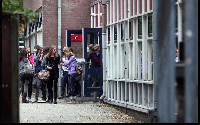 Leerlingen van het Canisius College in Nijmegen praten over het busongeluk waarbij een medestudente van de school om het leven kwam. Foto ANP