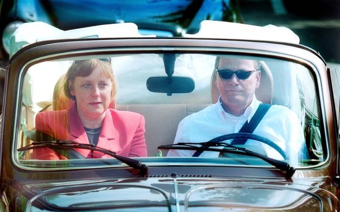 In 2001 maakten Westerwelle en Merkel een ritje in een kever cabrio, binnenkort in een limousine. Foto HH