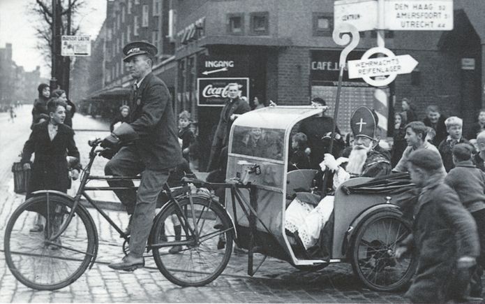 Sint Nicolaas liet zich in 1940 in Amsterdam per fietstaxi vervoeren. - Foto Beeldbank NIOD