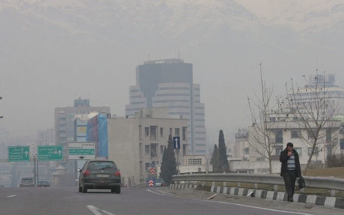 TEHERAN – Honderden Iraanse politieagenten hebben maandag de Universiteit van Teheran omsingeld. Dat hebben getuigen laten weten. Met de maatregel willen de autoriteiten betogingen tegen het regime voorkomen. Foto EPA