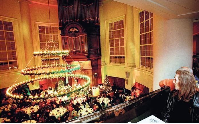 Diner voor dak- en thuislozen, alleenstaanden en ouderen aangeboden door het Leger des Heils in de Koepelkerk van het Renaissance Amsterdam Hotel. Foto RD, Sjaak Verboom