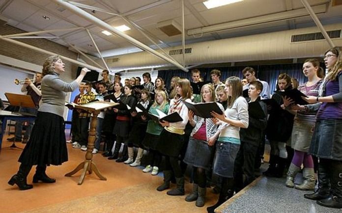 Het Timothy Christian School Choir uit het Canadese Chilliwack zingt donderdagmiddag op de Pieter Zandt in Kampen. Foto RD