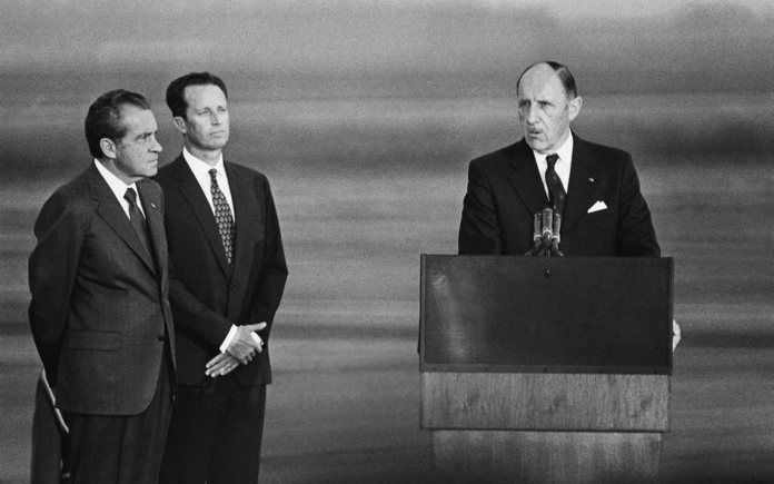 NAVO-secretaris-generaal Luns (r.) verwelkomt samen met de Belgische koning Boudewijn (m.) de Amerikaanse president Nixon tijdens de NAVO-top in Brussel op 3 juli 1974. Luns leidde het bondgenootschap dertien jaar, een record. Hoewel hij atlanticus was, g