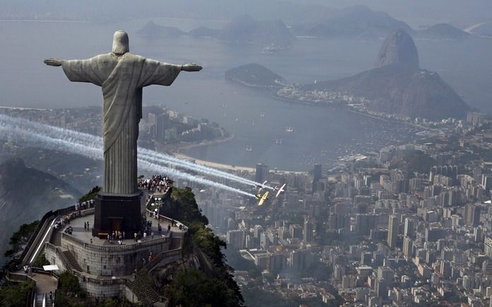 RIO DE JANEIRO – Het beroemde beeld van Jezus Christus in de Braziliaanse stad Rio de Janeiro is voor het eerst in zijn bestaan gesloten. Op en rond de berg Corcovado, waarop het bijna 40 meter hoge beeld staat, zijn de afgelopen dagen ongeveer driehonder