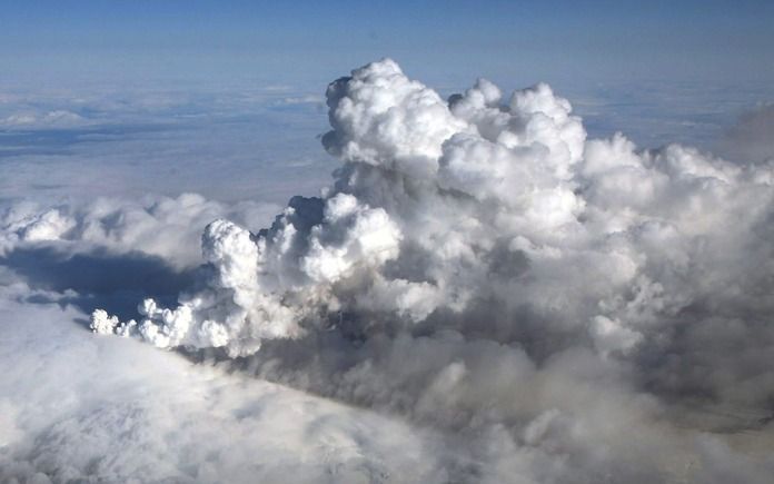 Luchtfoto van aswolk IJslandse vulkaan. - -Foto EPA