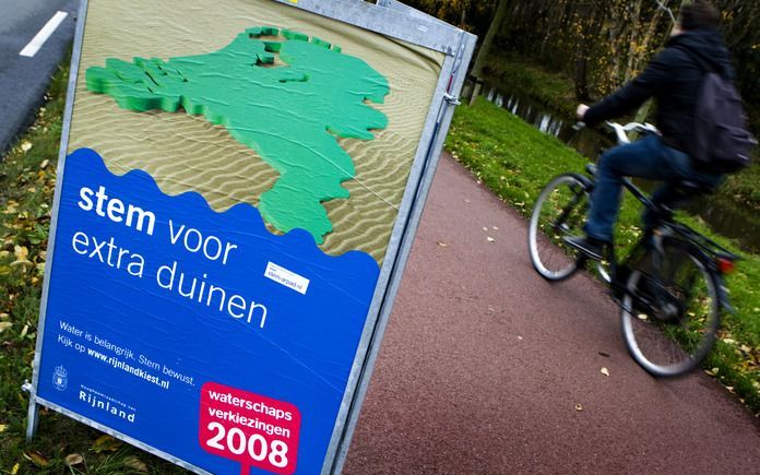 DEN HAAG – De waterschappen kunnen als bestuurlijke organisatie worden ondergebracht bij de provincies. Daarvoor pleit directeur Ploeger van het Interprovinciaal Overleg IPO. De VNG stelt juist voor de krachten van gemeenten en waterschappen te bundelen. 