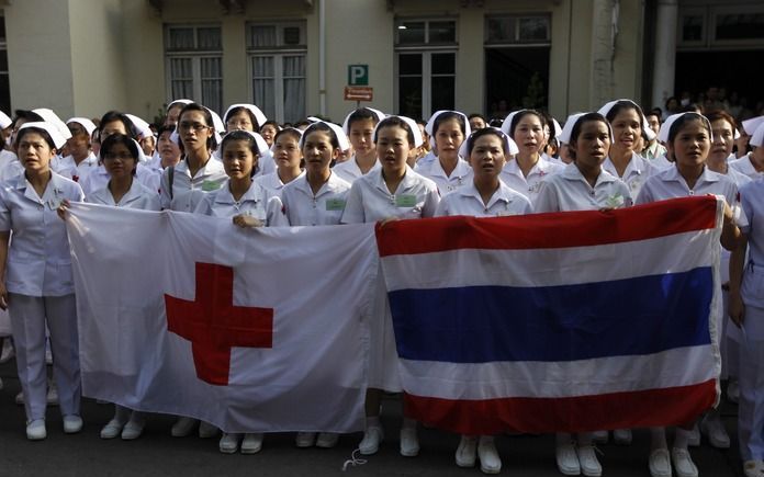 Thaise verpleegsters demonstreren. Ze kunnen hun werk niet veilig doen vanwege rellen in de hoofdstad. Foto EPA