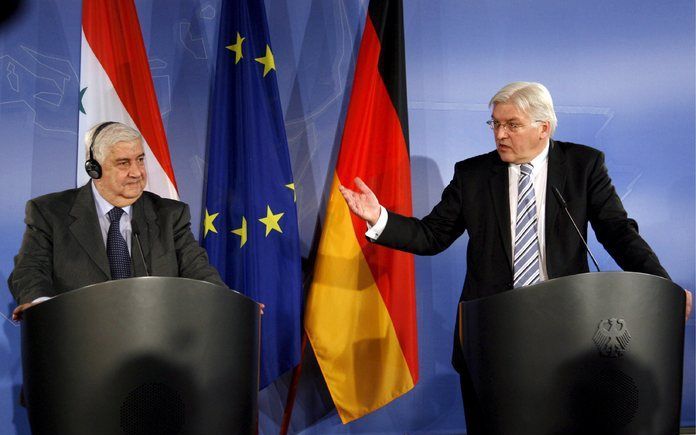 De sociaaldemocraat Frank-Walter Steinmeier (rechts) heeft zijn collega Walid al-Muallem uitgenodigd voor een gesprek over de problemen in het Midden-Oosten. Foto EPA