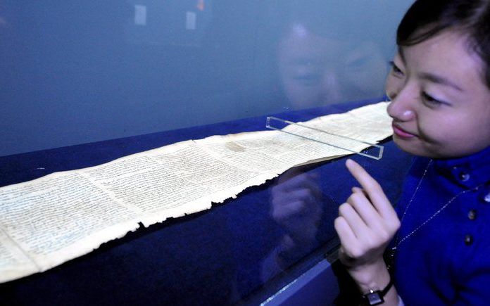 Een Zuid Koreaanse vrouw bekijkt een gedeelte van de Dode Zeerollen die vorig jaar tentoongesteld werden in Seoul. Foto EPA