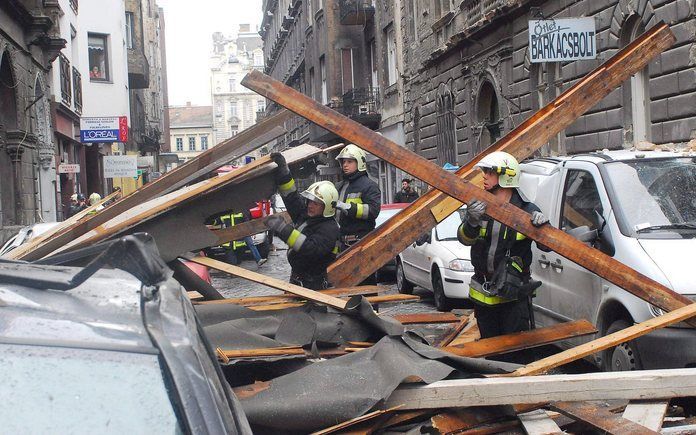 BOEDAPEST – Brandweerlieden in de Hongaarse hoofdstad Boedapest verwijderen de resten van een dak van 400 vierkante meter dat zaterdag als gevolg van de hevige wind naar beneden kwam. Door de storm die de afgelopen dagen over Europa trok, kwamen zeker ach