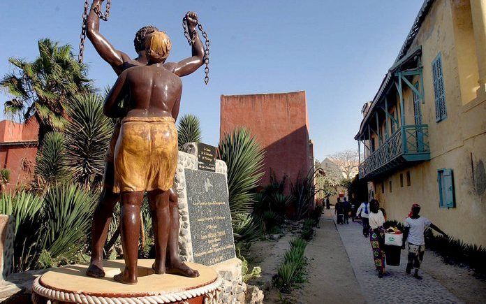 GOREE - Het monument ter herinnering aan de slavernij op het eiland Gorée, op ongeveer 4 kilometer vanaf Dakar, voor de kust van Senegal. Het eiland Gorée was van de zestiende tot de negentiende eeuw een van de centra voor de transatlantische slavenhandel