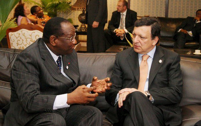 ACCRA - Premier Lansana Kouyaté (links) in gesprek met voorzitter José Manuel Barroso van de Europese Commissie, 3 juli 2007 in de Ghanese hoofdstad Accra. In Guinee is muiterij uitgebroken na het ontslag van Kouyaté. Foto EPA