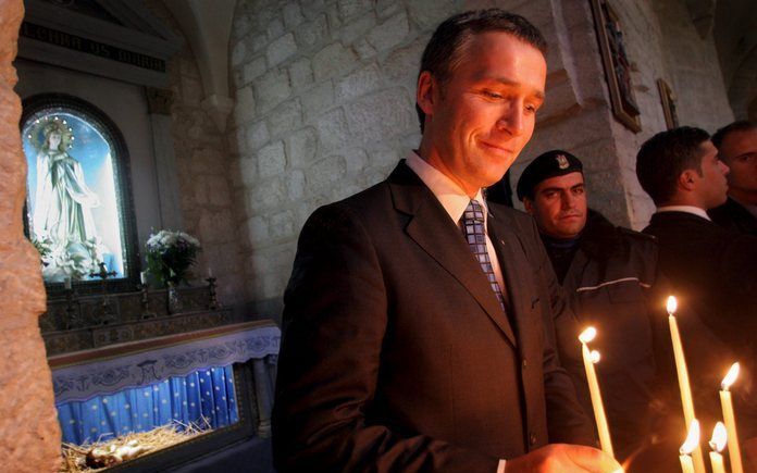 Minister-president Stoltenberg van Noorwegen ontsteekt een kaars in een kerk in Bethlehem. Het Noorse kabinet gaat waarschijnlijk akkoord met meer bevoegdheden voor homoparen. Foto EPA