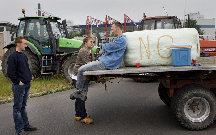 LEEUWARDEN - Ongeveer twintig boze melkveehouders van de Dutch Dairymen Board (DBB) blokkeren zaterdag de poorten van een zuivelfabriek in Leeuwarden. De actie begon vrijdag in Nijkerk en breidt zich zaterdag uit naar onder meer Leeuwarden en Workum. Nada