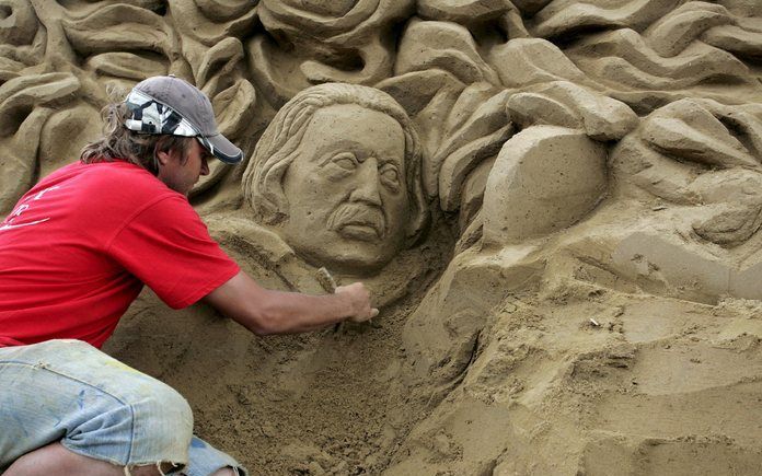 Kunstenaar Mariusz Otta (Polen) werkt aan zijn zandsculptuur of Gustav Radde. Foto EPA