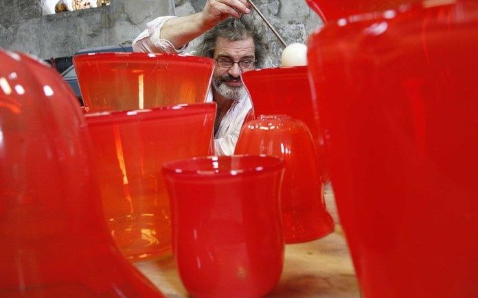 ACQUOY – Glasblazer Bernard Heesen in Acquoy bezig met een carillon voor een toren in Leidsche Rijn. Foto William Hoogteyling.