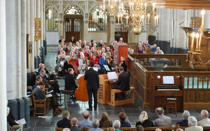 Het organistenblad de Orgelvriend vierde zaterdag in de Amersfoortse Joriskerk zijn vijftigjarig bestaan. Onder anderen Gert Oost en enkele strijkers van het Dido Ensemble traden op. Foto Gerco Schaap