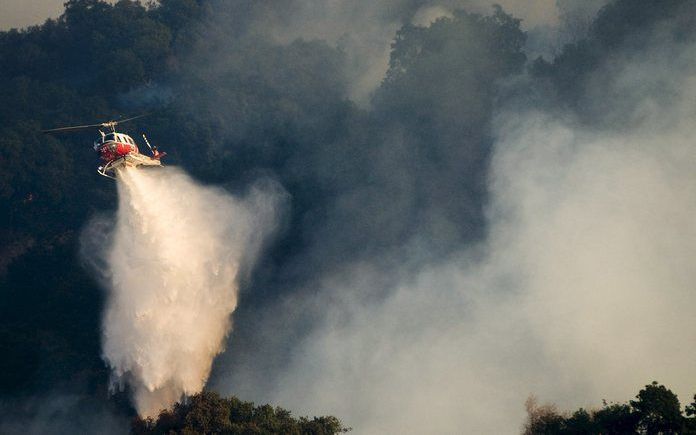 LOS ANGELES – In het zuiden van de staat Californië hebben tienduizenden mensen gedwongen hun huizen verlaten in verband met natuurbranden. Foto EPA