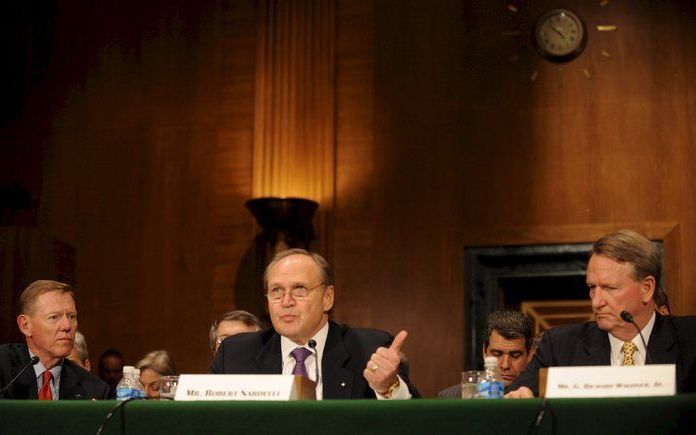 Robert Nardelli, CEO van Chrysler (midden), Alan Mulally, CEO van Ford (links) en Richard Wagoner, CEO van General Motors (rechts) spreken in Washinton over de crisis in de autoindustrie. Foto EPA