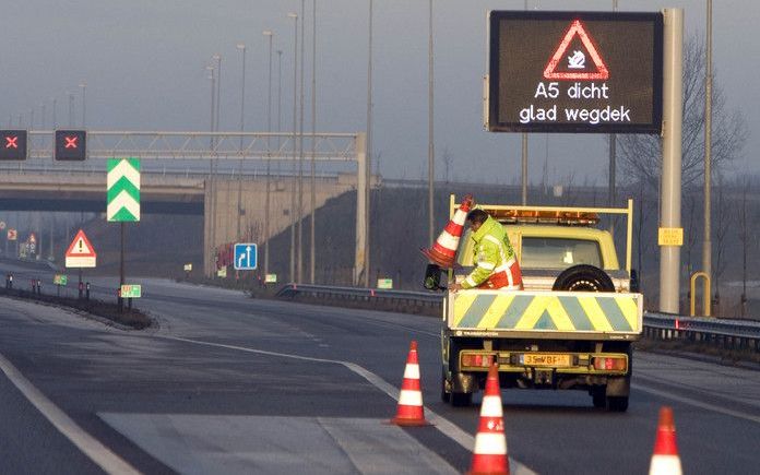 De A5 bij Raasdorp werd vanmorgen afgesloten vanwege ijzel. Inmiddels zijn alle snelwegen weer vrij. Foto ANP