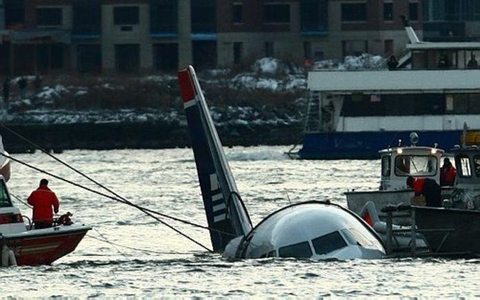 NEW YORK - Een vliegtuig ligt vrijdag in de Hudson Rivier in New York. Het vliegtuig dat een noodlanding maakte op de Hudson-rivier in New York had 155 personen aan boord: 150 passagiers en vijf bemanningsleden. Zeker vier personen moesten wegens onderkoe