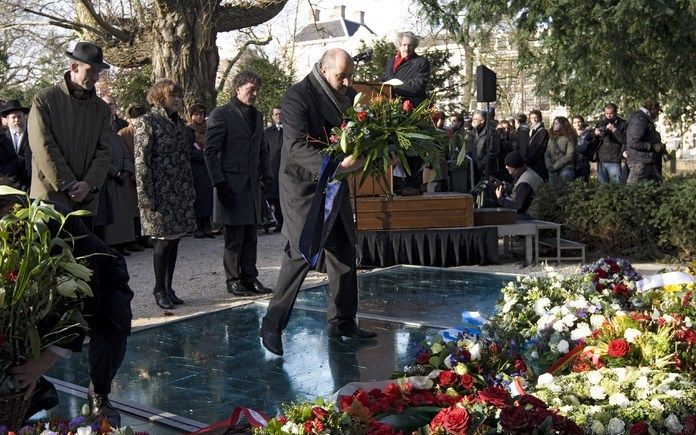 AMSTERDAM - Enkele duizenden belangstellenden hebben zondagochtend in Amsterdam de jaarlijkse Auschwitz-herdenking bijgewoond. Het organiserende Nederlands Auschwitz Comité telde er drieduizend, de gemeente tweeduizend. Dat is meer dan in voorgaande jaren