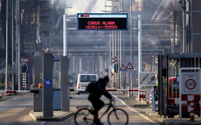 IJMUIDEN – Poort Wenckebach van staalconcern Corus, dat 800 banen schrapt bij zijn fabrieken in IJmuiden. Wereldwijd verdwijnen er 3500 banen bij het op een na grootste staalconcern van Europa. „Tegelijkertijd weten we dat we de crisis door moeten komen z