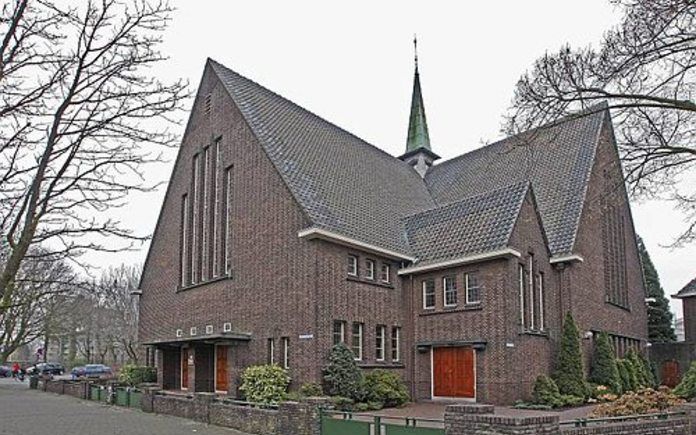 Kerkgebouw van de Gereformeerde Gemeente in Nederland in Gouda aan het Stationsplein.