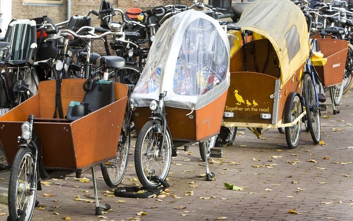 AMSTERDAM Eigenaren van een bakfiets krijgen bij het Centraal Station een eigen parkeervak. Foto ANP