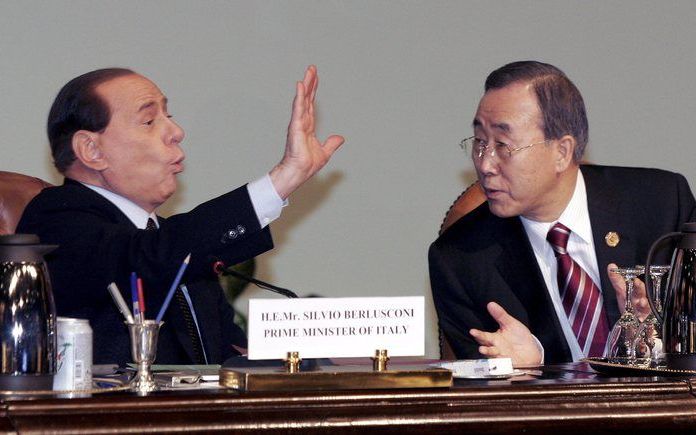 VN–secretaris–generaal Ban Ki–moon in gesprek met de Italiaanse premier Berlusconi tijdens de Gazaconferentie in Egypte. Foto EPA