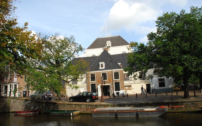 AMSTERDAM – Een eigen kerkgebouw heeft de christelijke gereformeerde Amstelgemeente in Amsterdam niet. Op zondagmorgen huurt ze de Amstelkerk, aan het Amstelveld in de hoofdstad. Dr. S. J. Wierda: „Een kerkgebouw heeft toch iets gewijds.” Dr. Wierda, sind