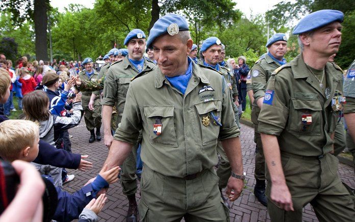 WAGENINGEN - Veteranen van alle leeftijden marcheren dinsdag op Bevrijdingsdag door Wageningen. Een deel van de grote groep jonge veteranen die dit jaar geen uitnodiging kreeg voor het defilé door Wageningen, liep dinsdag toch bij het bevrijdingsdefilé. F