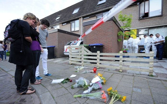 ZWIJNDRECHT - Mensen troosten elkaar maandag bij de woning in Zwijndrecht waar een familiedrama plaatsvond. In het huis vond de politie de levenloze lichamen van een 16-jarige jongen, een 17-jarig meisje en een man en vrouw. - Foto ANP